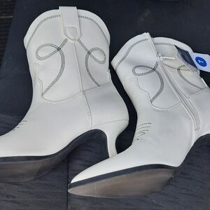 Elegant White Ankle Boots‎